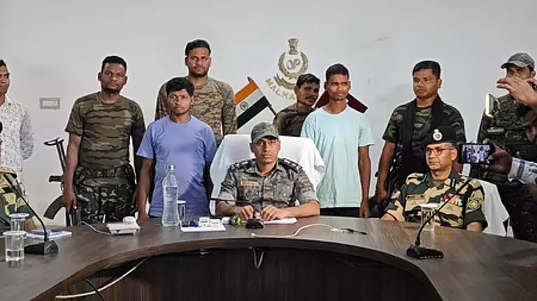 Malkangiri पुलिस ने जंगल में मुठभेड़ के बाद दो कट्टर माओवादियों को गिरफ्तार किया Malkangiri पुलिस ने जंगल में मुठभेड़ के बाद दो कट्टर माओवादियों को गिरफ्तार किया