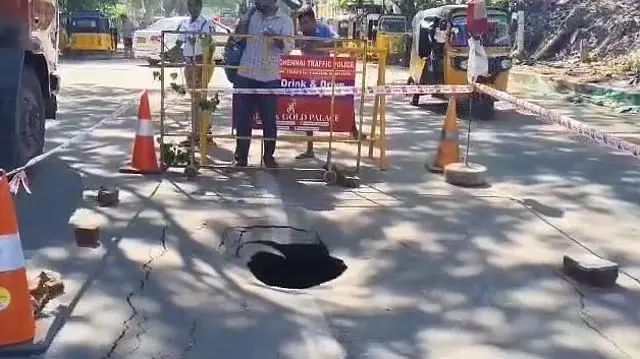 पेरम्बूर रोड पर अचानक 6 फीट गहरा गड्ढा: क्या मेट्रो के काम की वजह से ऐसा हुआ पेरम्बूर रोड पर अचानक 6 फीट गहरा गड्ढा: क्या मेट्रो के काम की वजह से ऐसा हुआ