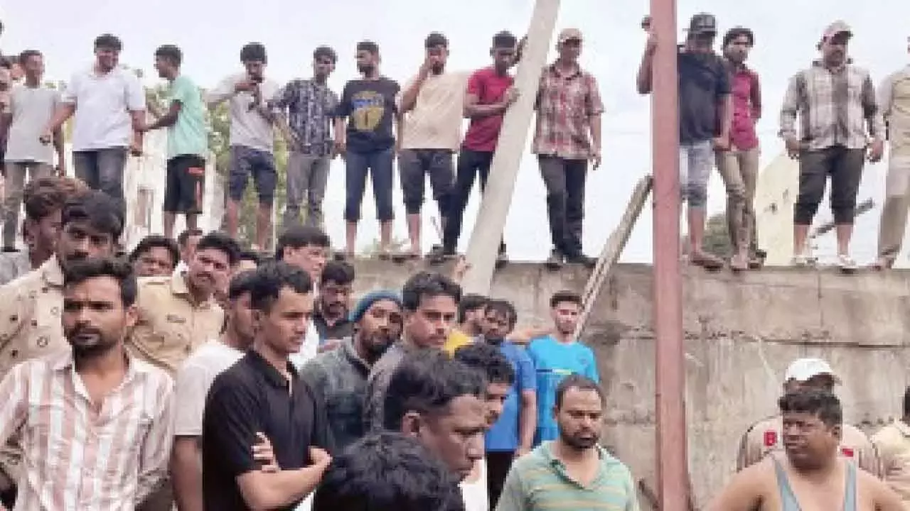 विधायक की मौजूदगी में गुस्साए स्थानीय लोगों ने MIM कार्यकर्ताओं से झड़प की विधायक की मौजूदगी में गुस्साए स्थानीय लोगों ने MIM कार्यकर्ताओं से झड़प की