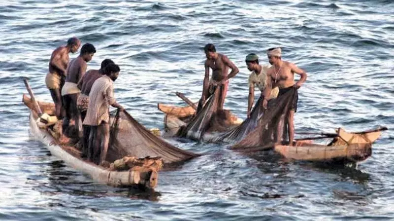 Visakhapatnam के मछुआरे दो महीने का प्रतिबंध समाप्त होने के बाद समुद्र में वापस लौटे Visakhapatnam के मछुआरे दो महीने का प्रतिबंध समाप्त होने के बाद समुद्र में वापस लौटे