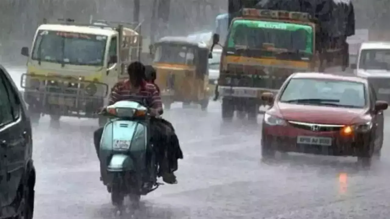 हैदराबाद के कई हिस्सों में भारी बारिश हैदराबाद के कई हिस्सों में भारी बारिश
