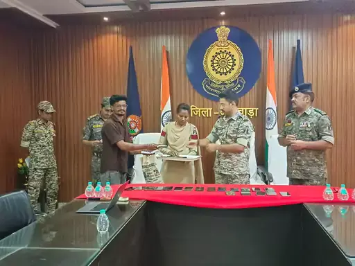 दंतेवाड़ा पुलिस ने गुम मोबाइल ढूंढकर मालिकों को लौटाया दंतेवाड़ा पुलिस ने गुम मोबाइल ढूंढकर मालिकों को लौटाया