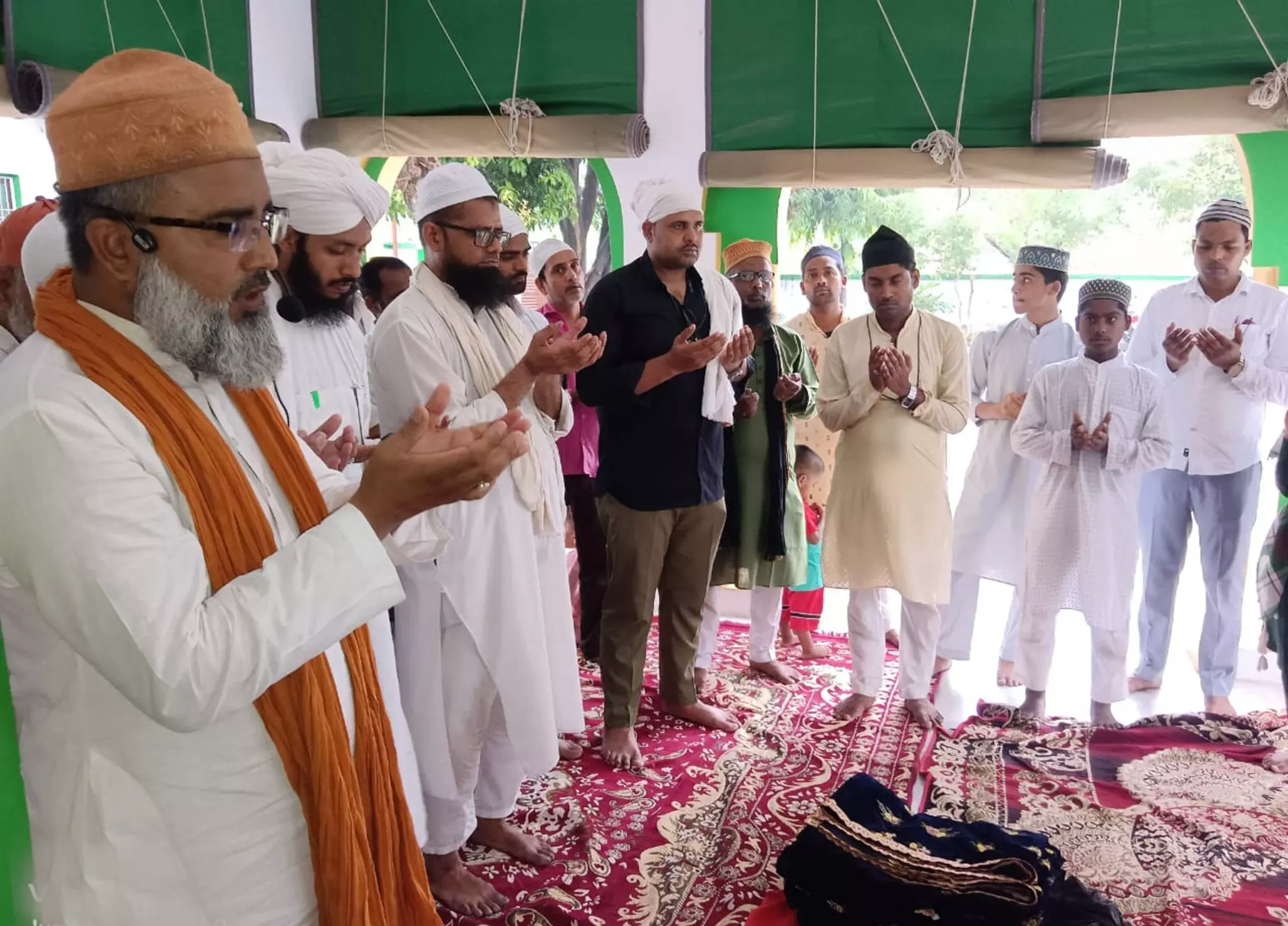 Farrukhabad: लोको दरगाह में 16वीं शरीफ की रौनक, अकीदतमंदों ने टेका माथा Farrukhabad: लोको दरगाह में 16वीं शरीफ की रौनक, अकीदतमंदों ने टेका माथा