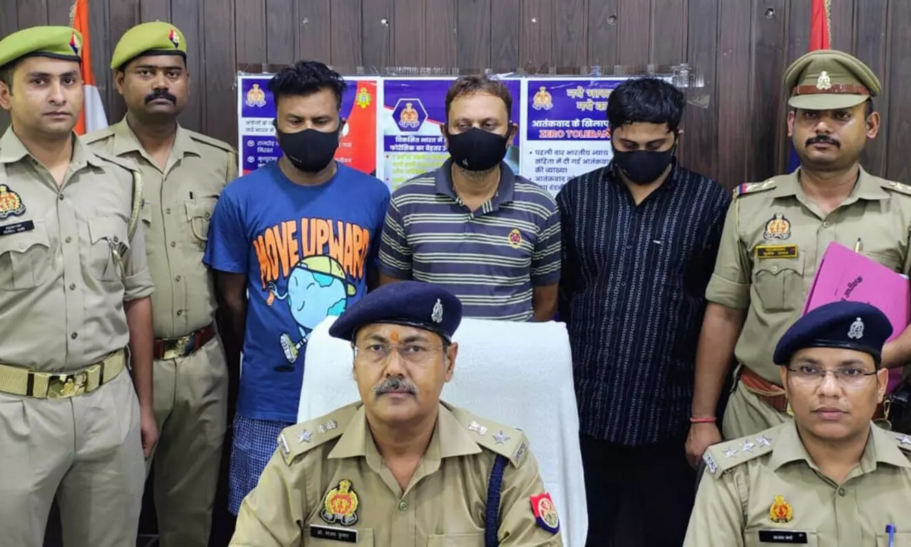 Farrukhabad: साइबर क्राइम में शामिल तीन युवक गिरफ्तार, लैपटॉप व नकदी बरामद Farrukhabad: साइबर क्राइम में शामिल तीन युवक गिरफ्तार, लैपटॉप व नकदी बरामद