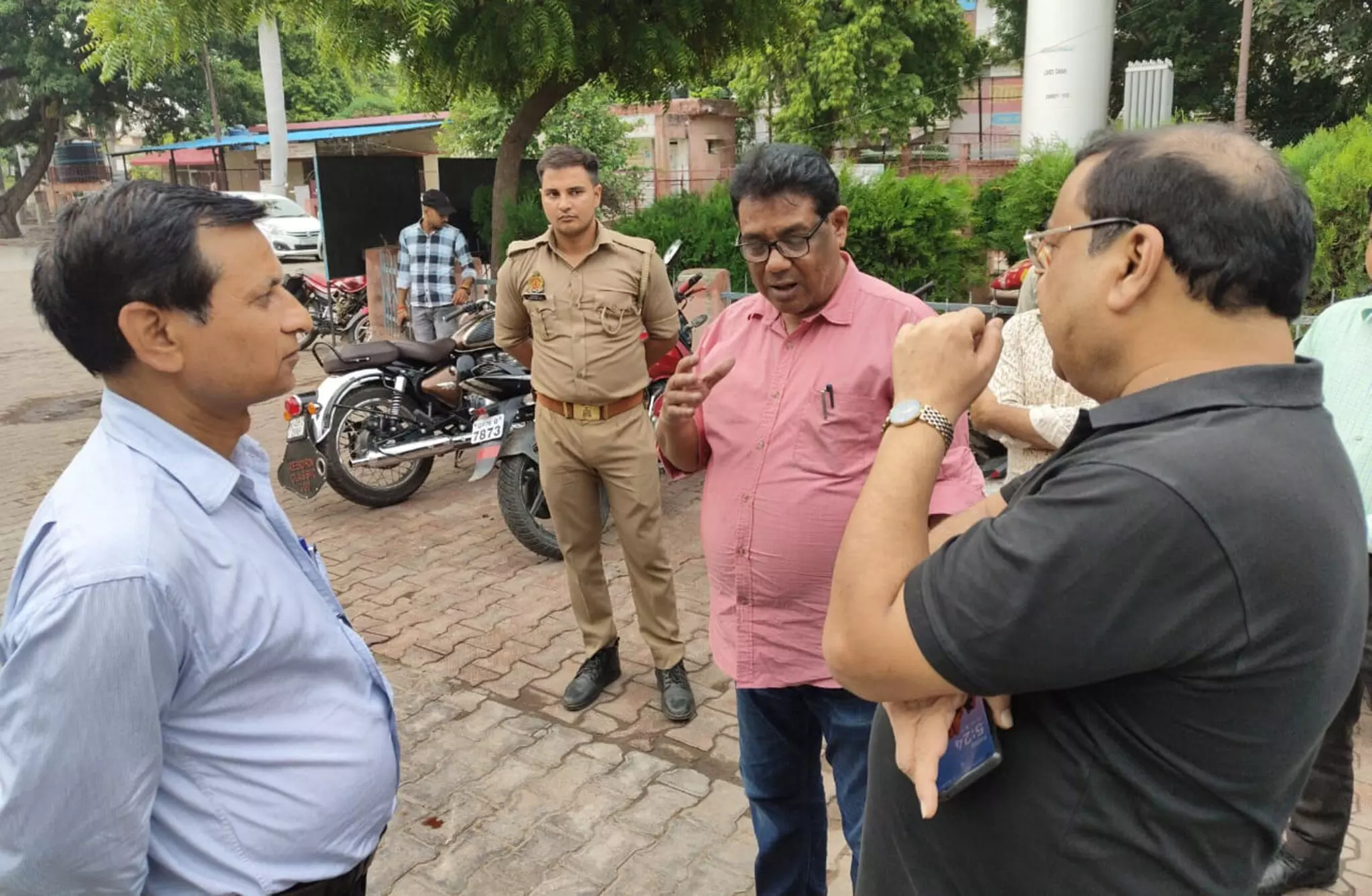 Farrukhabad: लोहिया के कर्मचारियों संग विद्युत कनेक्शन को लेकर अधिकारियों की बैठक Farrukhabad: लोहिया के कर्मचारियों संग विद्युत कनेक्शन को लेकर अधिकारियों की बैठक