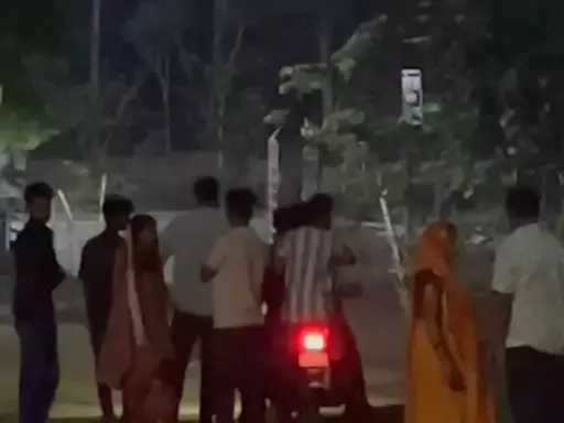 थाना परिसर में हंगामा, पूर्व पार्षद का नाम आ रहा थाना परिसर में हंगामा, पूर्व पार्षद का नाम आ रहा