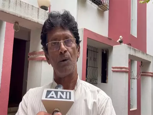 AI-171 विमान हादसा: दीपक पाठक को याद कर भावुक हुए उनके पड़ोसी और मित्र AI-171 विमान हादसा: दीपक पाठक को याद कर भावुक हुए उनके पड़ोसी और मित्र