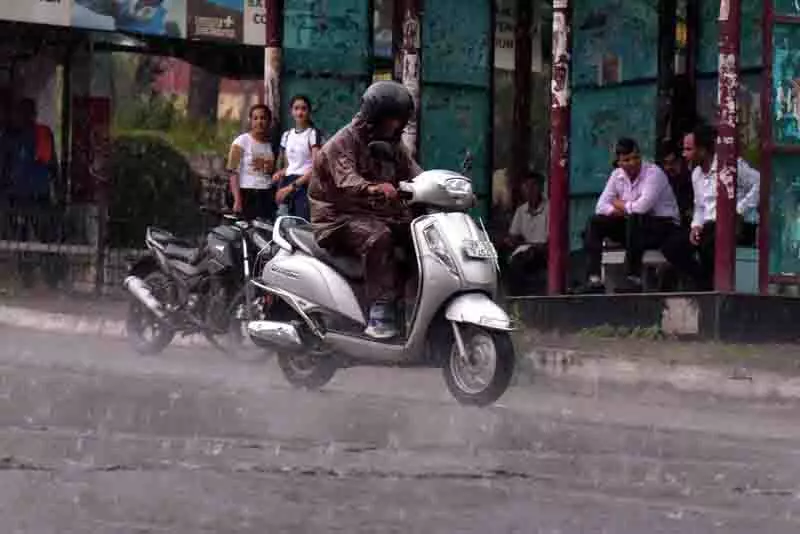 बारिश से Dharamsala में ठंडक बढ़ी, राहत मिली बारिश से Dharamsala में ठंडक बढ़ी, राहत मिली