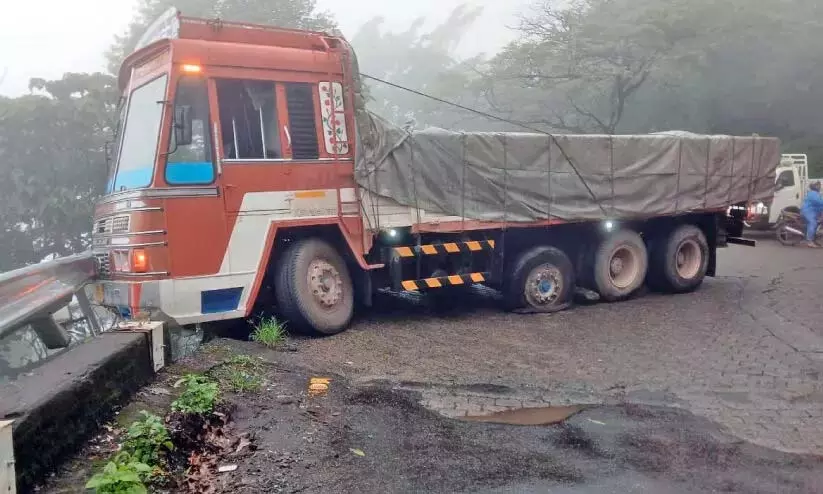 Kerala : सड़क पर लॉरी का नियंत्रण खो गया और वह बैरिकेड से टकरा गई Kerala : सड़क पर लॉरी का नियंत्रण खो गया और वह बैरिकेड से टकरा गई