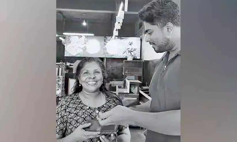 मछली बाजार में खोया पर्स; पहले दुख, फिर खुशी मछली बाजार में खोया पर्स; पहले दुख, फिर खुशी