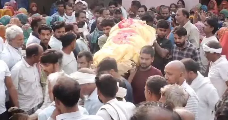 MBBS छात्र और विमान दुर्घटना के शिकार आर्यन किरार का गृहनगर ग्वालियर में अंतिम संस्कार किया MBBS छात्र और विमान दुर्घटना के शिकार आर्यन किरार का गृहनगर ग्वालियर में अंतिम संस्कार किया