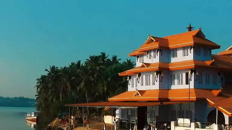 Parassinikkadavu में कन्वेंशन सेंटर के साथ बस स्टैंड परिसर का निर्माण किया जा रहा Parassinikkadavu में कन्वेंशन सेंटर के साथ बस स्टैंड परिसर का निर्माण किया जा रहा