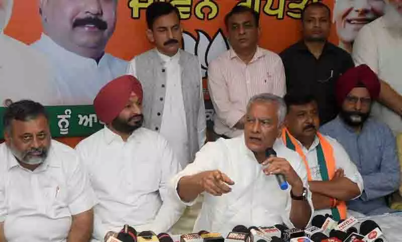 सिर्फ बात करने से नशाखोरी खत्म नहीं होगी, कार्रवाई की जरूरत: Jakhar सिर्फ बात करने से नशाखोरी खत्म नहीं होगी, कार्रवाई की जरूरत: Jakhar