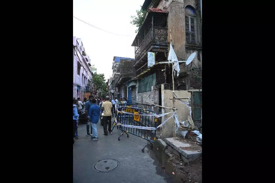Kalighat में कंक्रीट का कचरा जमा होने को लेकर हत्या, हत्यारे की तलाश जारी Kalighat में कंक्रीट का कचरा जमा होने को लेकर हत्या, हत्यारे की तलाश जारी