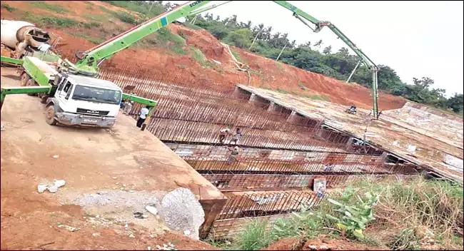Andhra : सूखाग्रस्त क्षेत्रों में पानी पहुंचाने के लिए कदम Andhra : सूखाग्रस्त क्षेत्रों में पानी पहुंचाने के लिए कदम