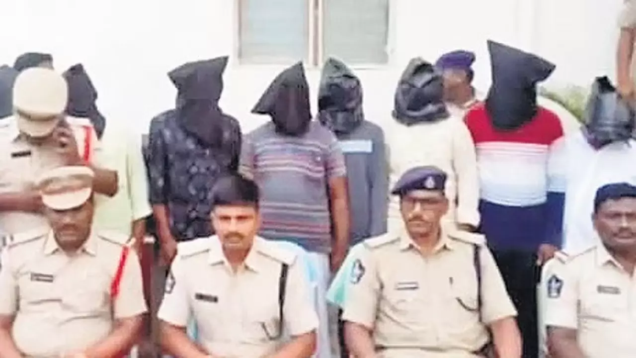 पोडिली में पथराव की घटना में Police ने नौ लोगों को किया गिरफ्तार पोडिली में पथराव की घटना में Police ने नौ लोगों को किया गिरफ्तार