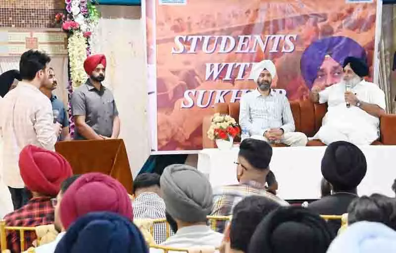 Sukhbir ने युवाओं से प्रगति के लिए सिद्ध नेतृत्व का समर्थन करने का आह्वान किया Sukhbir ने युवाओं से प्रगति के लिए सिद्ध नेतृत्व का समर्थन करने का आह्वान किया