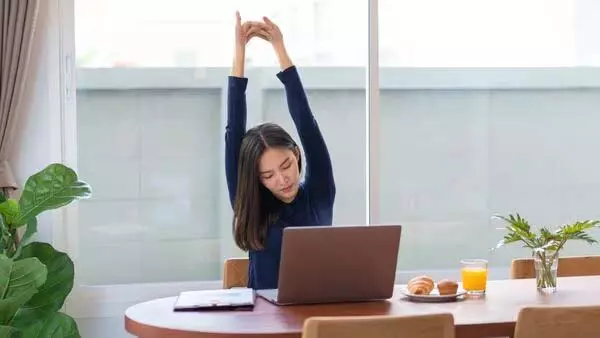 व्यस्त कार्यदिवस के बाद तनाव दूर करने के लिए 10 हल्के स्ट्रेच व्यस्त कार्यदिवस के बाद तनाव दूर करने के लिए 10 हल्के स्ट्रेच