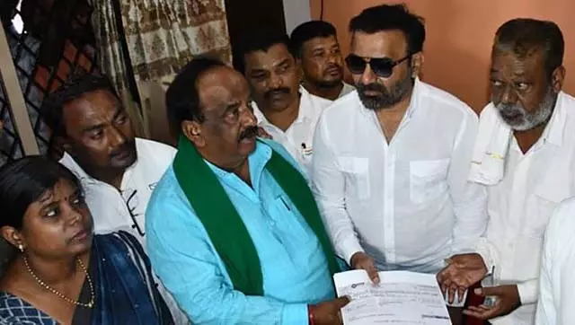 Hubli : संतोष लाड ने मृतक हुसैन साब कलसा के परिवार को 5 लाख का मुआवजा वितरित किया Hubli : संतोष लाड ने मृतक हुसैन साब कलसा के परिवार को 5 लाख का मुआवजा वितरित किया