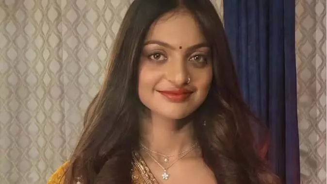 महाकुंभ Girl Monalisa का नया लुक वायरल, सोशल मीडिया पर मिक्स रिएक्शन महाकुंभ Girl Monalisa का नया लुक वायरल, सोशल मीडिया पर मिक्स रिएक्शन