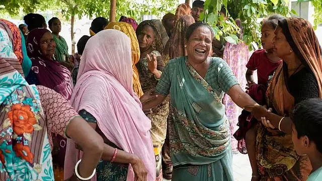 गुजरात विमान हादसा: माँ को खाना पहुँचाते समय बेटे की मौत गुजरात विमान हादसा: माँ को खाना पहुँचाते समय बेटे की मौत