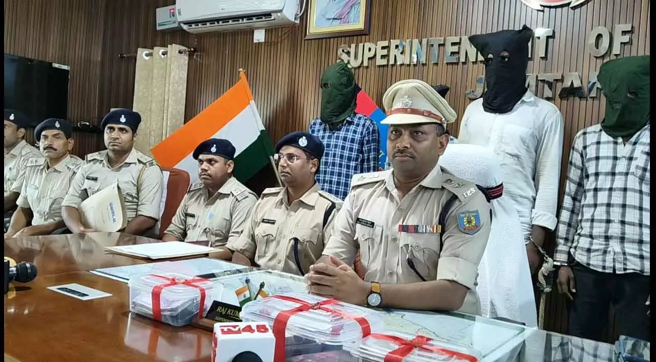 Jamtara पुलिस ने लूट की घटनाओं का किया खुलासा, चार लुटेरे गिरफ्तार Jamtara पुलिस ने लूट की घटनाओं का किया खुलासा, चार लुटेरे गिरफ्तार