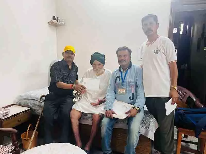 Ludhiana पश्चिम उपचुनाव, 240 वरिष्ठ नागरिकों ने घर से ही किया मतदान Ludhiana पश्चिम उपचुनाव, 240 वरिष्ठ नागरिकों ने घर से ही किया मतदान