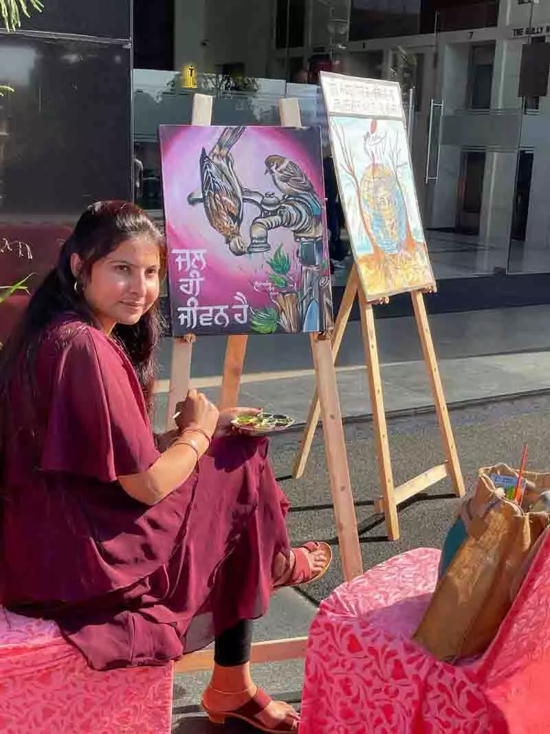 सुलेख के माध्यम से Punjabi को पुनर्जीवित करने के मिशन पर कलाकार सुलेख के माध्यम से Punjabi को पुनर्जीवित करने के मिशन पर कलाकार