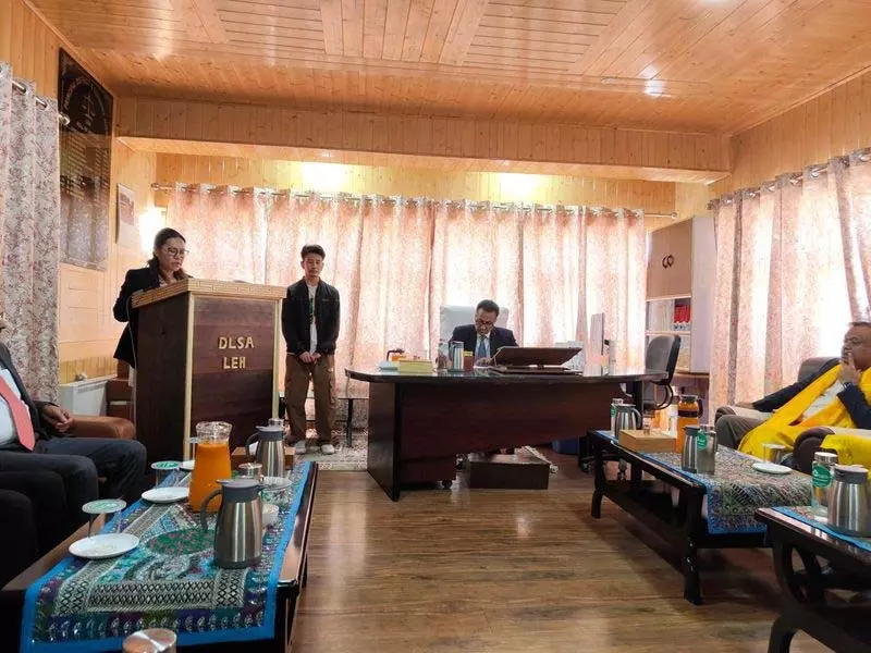 J&K के मुख्य न्यायाधीश ने छह कानूनी सहायता क्लीनिकों का उद्घाटन किया J&K के मुख्य न्यायाधीश ने छह कानूनी सहायता क्लीनिकों का उद्घाटन किया