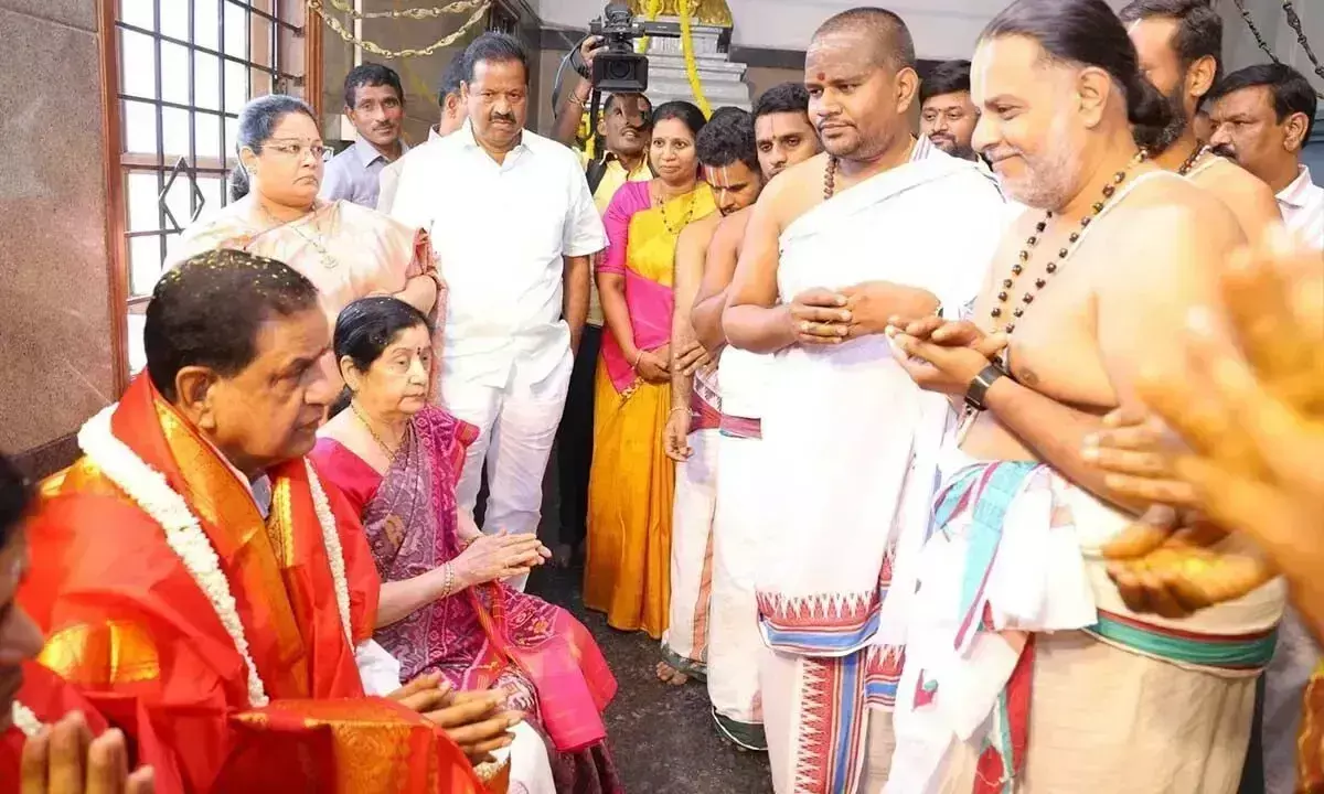 Andhra: टीटीडी प्रमुख ने बेंगलुरू में एसवी मंदिर का दौरा किया Andhra: टीटीडी प्रमुख ने बेंगलुरू में एसवी मंदिर का दौरा किया