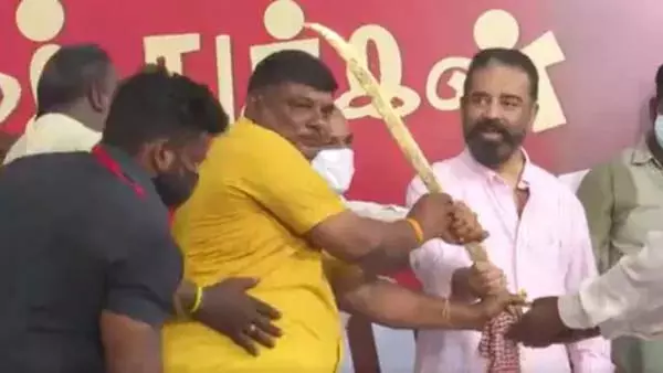 अभिनेता Kamal Haasan को एक व्यक्ति द्वारा तलवार उपहार में दिए जाने पर गुस्सा आया। अभिनेता Kamal Haasan को एक व्यक्ति द्वारा तलवार उपहार में दिए जाने पर गुस्सा आया।