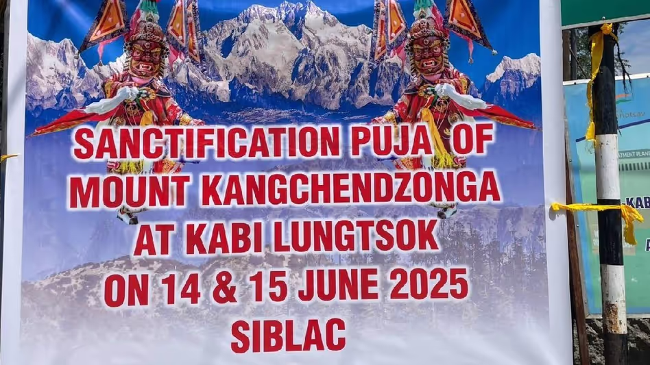 Sikkim के आदिवासी नेताओं ने माउंट कंचनजंगा के लिए शुद्धिकरण पूजा का आयोजन Sikkim के आदिवासी नेताओं ने माउंट कंचनजंगा के लिए शुद्धिकरण पूजा का आयोजन