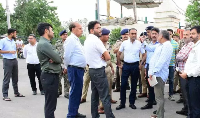 मंडलायुक्त, पुलिस महानिरीक्षक ने यात्री निवास Bhagwati नगर में व्यवस्थाओं की समीक्षा की मंडलायुक्त, पुलिस महानिरीक्षक ने यात्री निवास Bhagwati नगर में व्यवस्थाओं की समीक्षा की