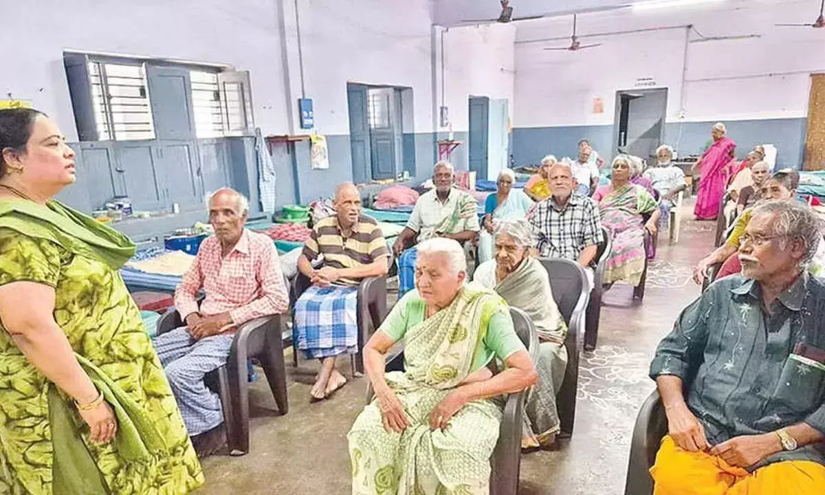 Andhra: बुजुर्ग माता-पिता बच्चों से भरण-पोषण का दावा कर सकते हैं Andhra: बुजुर्ग माता-पिता बच्चों से भरण-पोषण का दावा कर सकते हैं