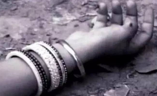 Gumla: चैनपुर में महिला की टांगी से मार कर हत्या, 3 घायल, हमलावर कुएं में कूदा Gumla: चैनपुर में महिला की टांगी से मार कर हत्या, 3 घायल, हमलावर कुएं में कूदा