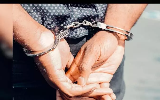 ऐप के जरिए चल रही थी शराब की अवैध डिलीवरी, पुलिस ने किया भंडाफोड़ ऐप के जरिए चल रही थी शराब की अवैध डिलीवरी, पुलिस ने किया भंडाफोड़