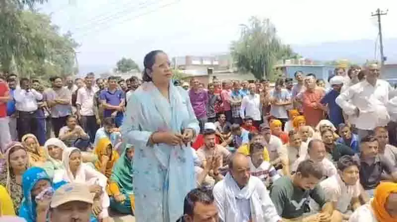 Sirmaur के माजरा में कथित अपहरण को लेकर लोगों ने किया विरोध प्रदर्शन Sirmaur के माजरा में कथित अपहरण को लेकर लोगों ने किया विरोध प्रदर्शन