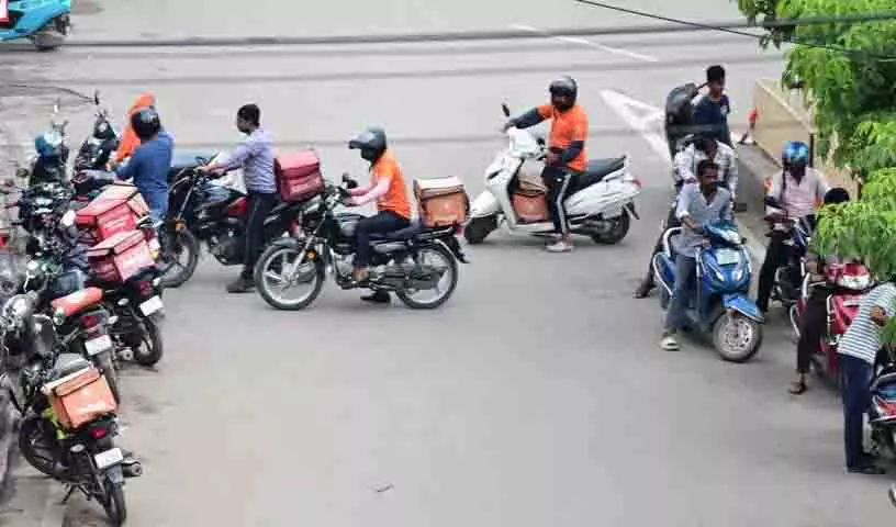 Hyderabad: 10 मिनट में डिलीवरी का वादा पूरा करने में डिलीवरी बॉय का संघर्ष Hyderabad: 10 मिनट में डिलीवरी का वादा पूरा करने में डिलीवरी बॉय का संघर्ष