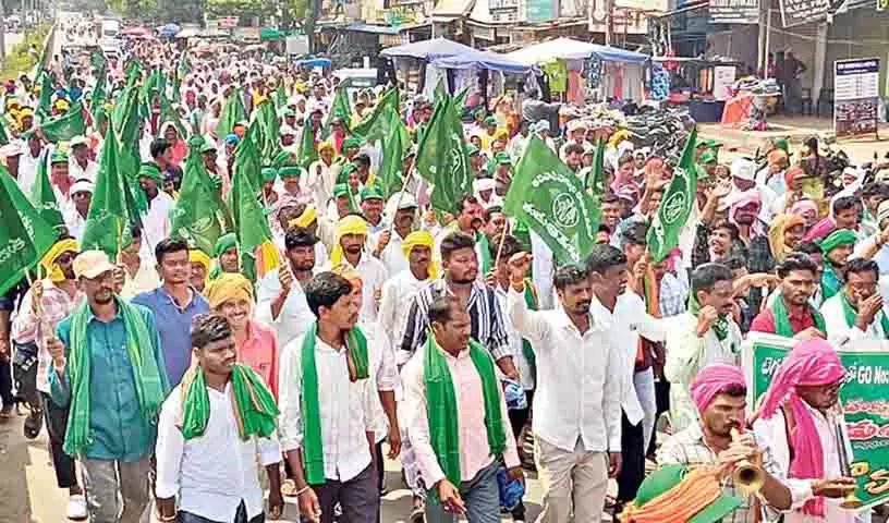 विस्थापित आदिवासियों का विरोध प्रदर्शन जारी, Kawal Tiger रिजर्व में छठे दिन भी डटे रहे विस्थापित आदिवासियों का विरोध प्रदर्शन जारी, Kawal Tiger रिजर्व में छठे दिन भी डटे रहे
