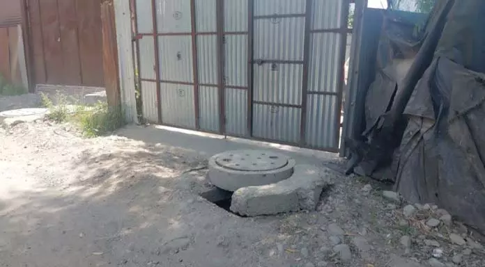 Ganderbal में अधूरी जल निकासी और क्षतिग्रस्त सड़क से लोग परेशान Ganderbal में अधूरी जल निकासी और क्षतिग्रस्त सड़क से लोग परेशान