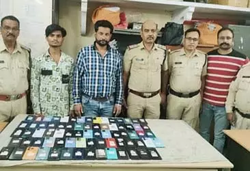 पुलिस ने किया बड़ा खुलासा, उज्जैन में एक शख्स की खोज में 74 मोबाइल बरामद पुलिस ने किया बड़ा खुलासा, उज्जैन में एक शख्स की खोज में 74 मोबाइल बरामद