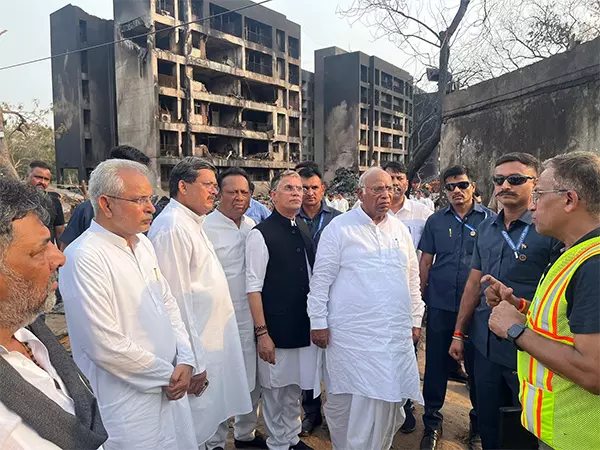 अकल्पनीय त्रासदी: Kharge ने अहमदाबाद में एयर इंडिया विमान दुर्घटना स्थल का किया दौरा अकल्पनीय त्रासदी: Kharge ने अहमदाबाद में एयर इंडिया विमान दुर्घटना स्थल का किया दौरा
