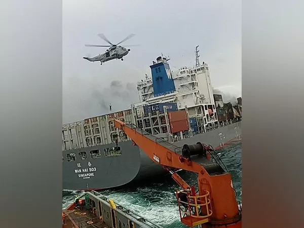 Kochi coast पर सिंगापुरी जहाज बचाने हाई रिस्क मिशन Kochi coast पर सिंगापुरी जहाज बचाने हाई रिस्क मिशन