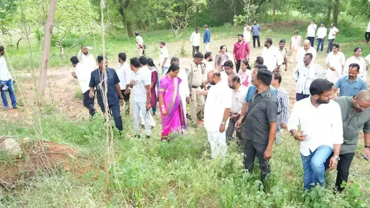 सुरेखा ने मंदिर भूमि अतिक्रमणकारियों के खिलाफ पीडी अधिनियम लागू करने की चेतावनी दी सुरेखा ने मंदिर भूमि अतिक्रमणकारियों के खिलाफ पीडी अधिनियम लागू करने की चेतावनी दी