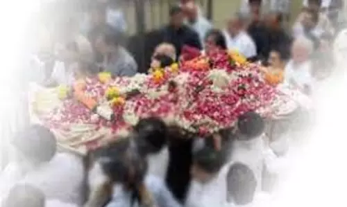 धर्म: सड़क पर शवयात्रा देखना शुभ है या अशुभ? दिखते ही करें ये काम, खुल जाएंगे किस्मत के दरवाजे