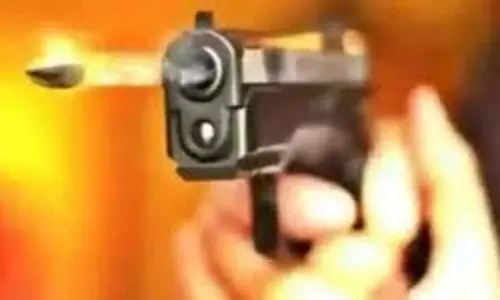 Bihar:स्वर्ण आभूषण विक्रेता को मारी गोली, लाखों रुपए की संपत्ति लूटकर बदमाश फरार Bihar:स्वर्ण आभूषण विक्रेता को मारी गोली, लाखों रुपए की संपत्ति लूटकर बदमाश फरार