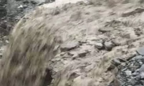 Kullu: जिंगजिंगबार के पास नाले में आई बाढ़, 1500 पर्यटक वाहन फंसे