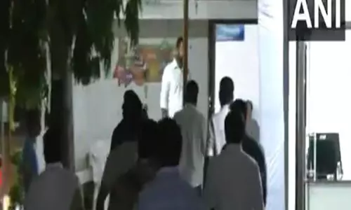 Gandhinagar: विजय रूपाणी के बेटे रुषभ रूपाणी पिता के घर पहुंचे Gandhinagar: विजय रूपाणी के बेटे रुषभ रूपाणी पिता के घर पहुंचे