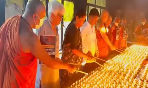 Bihar: अहमदाबाद विमान दुर्घटना के पीड़ितों की याद में महाबोधि मंदिर में प्रार्थना समारोह आयोजित किया गया Bihar: अहमदाबाद विमान दुर्घटना के पीड़ितों की याद में महाबोधि मंदिर में प्रार्थना समारोह आयोजित किया गया