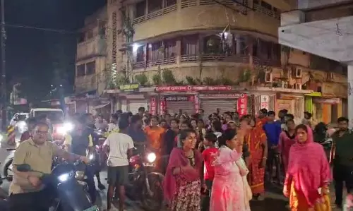 घर उजाड़ने की नोटिस पर आधी रात लोगों ने किया कलेक्ट्रेट का घेराव घर उजाड़ने की नोटिस पर आधी रात लोगों ने किया कलेक्ट्रेट का घेराव